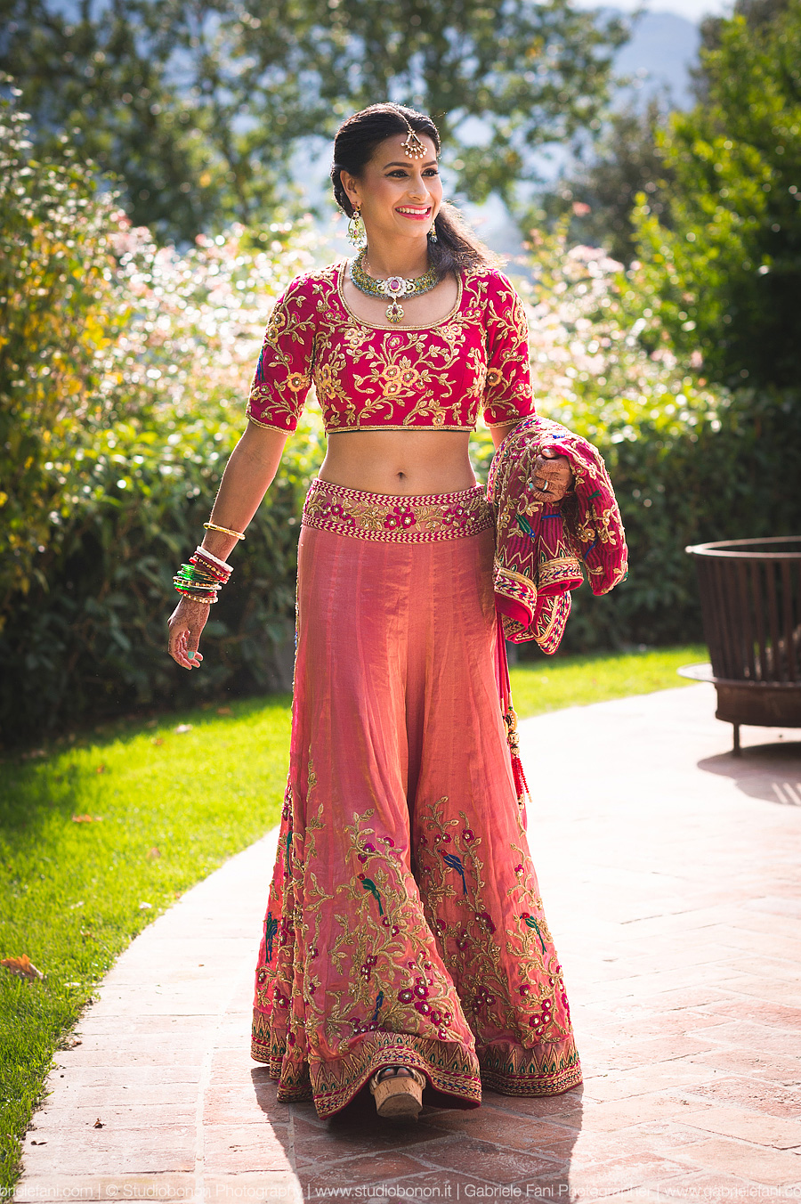 017-indian-bride-saree-sari-shari-red-gold