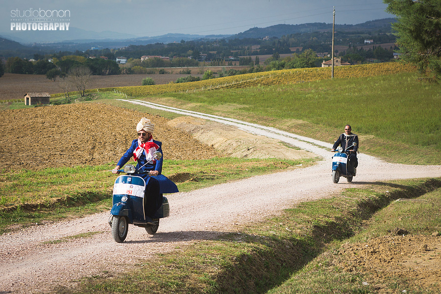 035-groom-father-piaggio-vespa-wedding-reportage-umbria