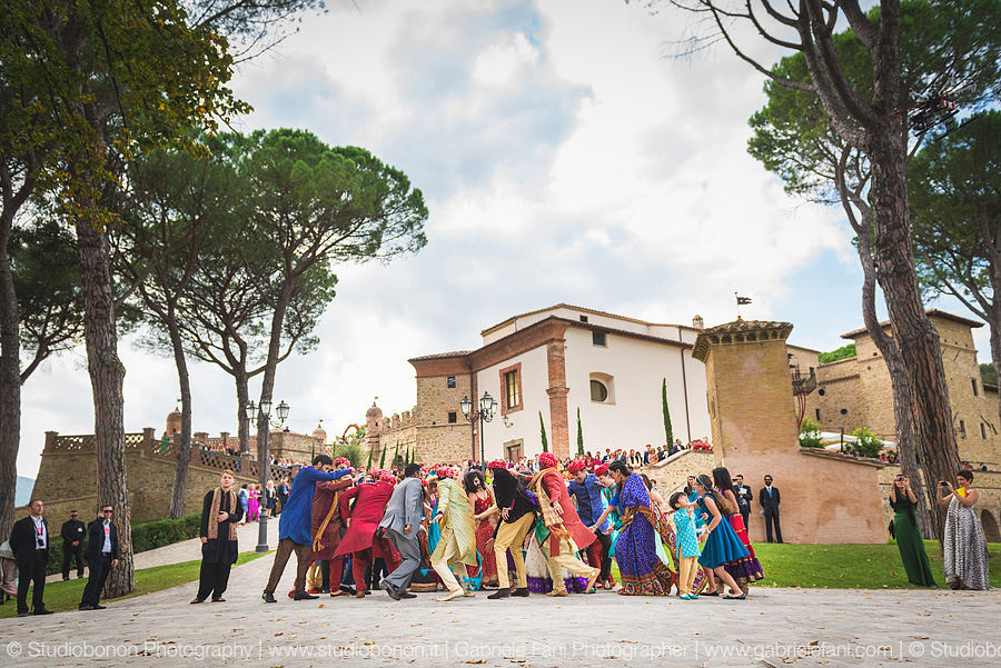 055-fantastic-bolly-wedding-in-umbria-swagat-fun-dancing-groom