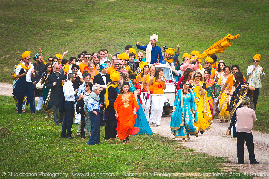 056-fantastic-bolly-wedding-in-umbria-swagat-fun-dancing-groom