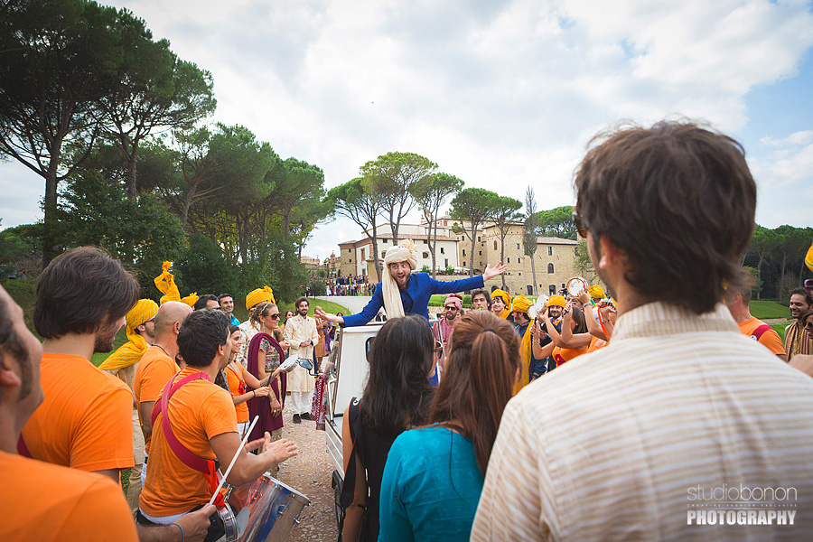 057-fantastic-bolly-wedding-in-umbria-swagat-fun-dancing-groom