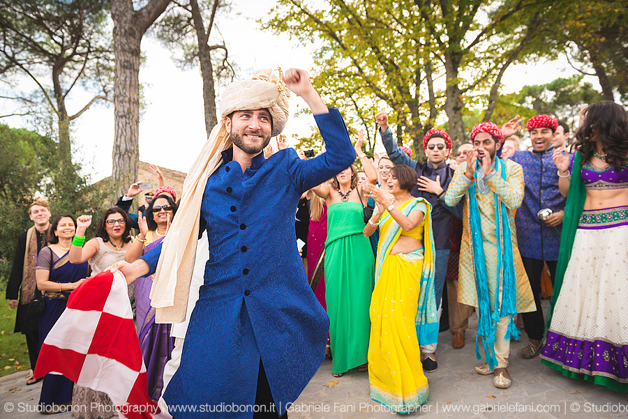 059-groom-turban-baraat-wedding-solfagnano-castle