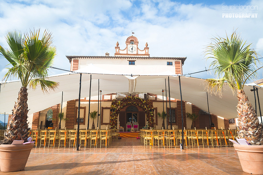 069-epic-ceremony-setting-by-sarah-potier-solfagnano-castle-indian