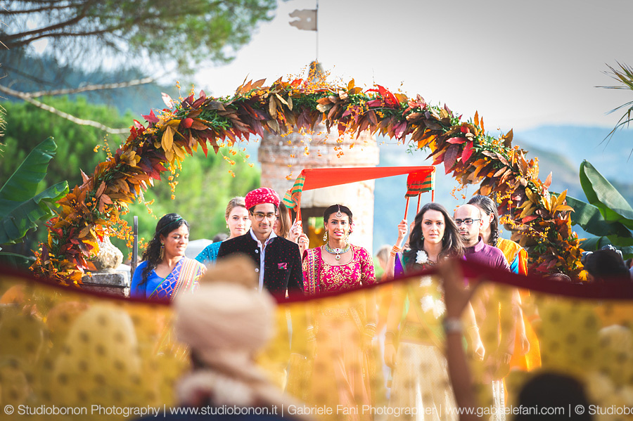 096-indian-bride-entrance-ceremony-first-look