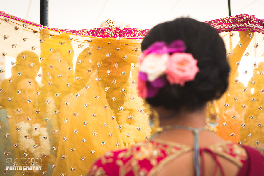 097-indian-bride-ceremony-first-look
