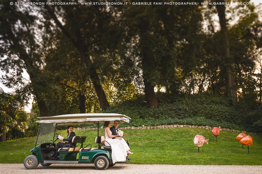 029-bride-groom-golf-cart-transportation-hotel-four-seasons-florence