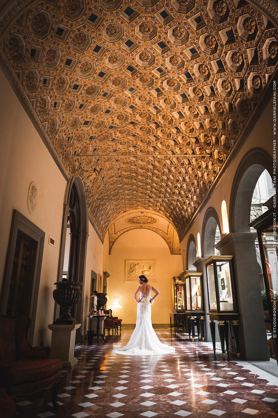 033-stunning-bride-portrait-in-the-lobby-lounge-of-the-hotel-four-seasons-firenze
