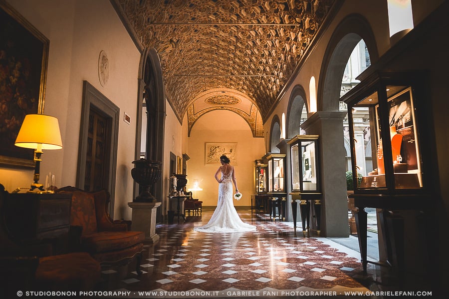 034-stunning-bride-portrait-in-the-lobby-lounge-of-the-hotel-four-seasons-firenze