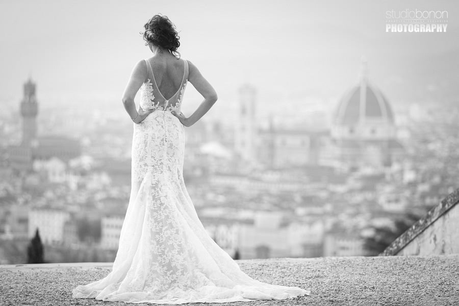 042b-beautiful-moment-between-bride-and-groom-dress-and-firenze-duomo