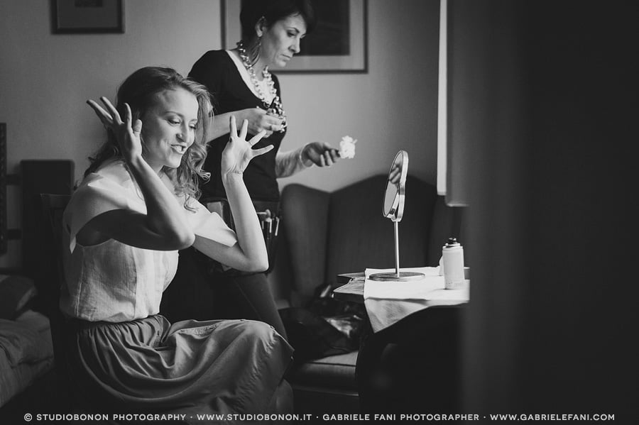006-funny-moment-during-bride-getting-ready