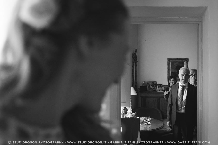 011-bride-her-father-first-look-emotional-impact-moment-real-wedding-in-florence-getting-ready