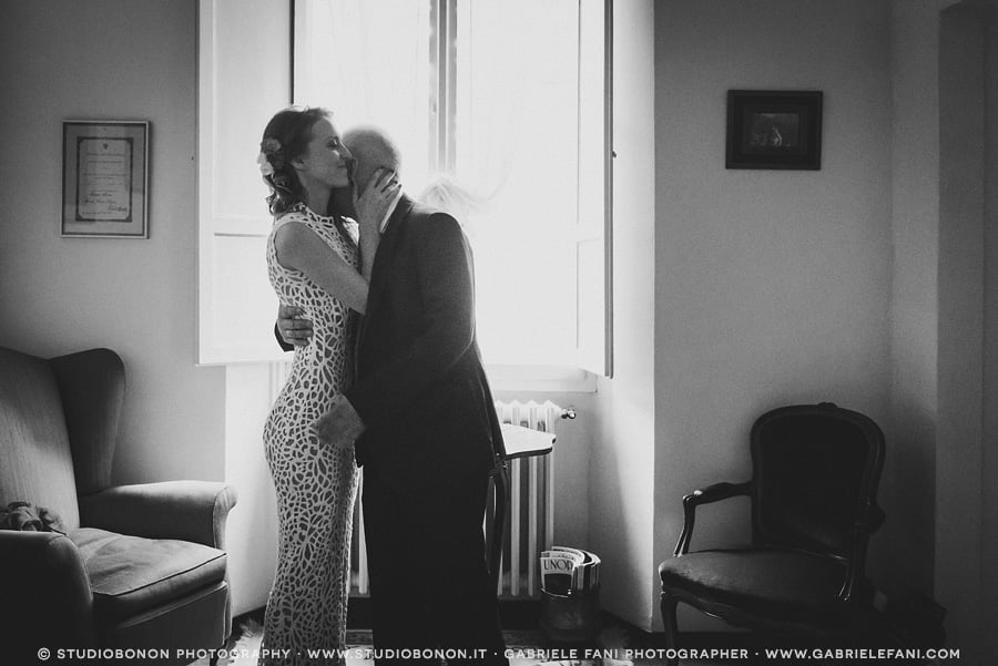 012-bride-her-father-first-look-emotional-impact-moment-real-wedding-in-florence-getting-ready