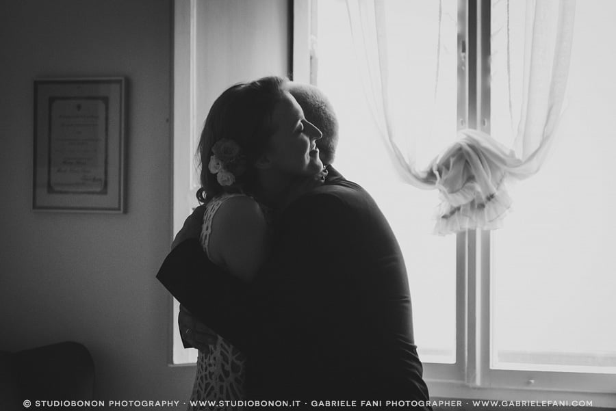 013-bride-her-father-first-look-emotional-impact-moment-real-wedding-in-florence-getting-ready