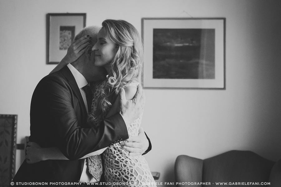 015-bride-her-father-first-look-emotional-impact-moment-real-wedding-in-florence-getting-ready