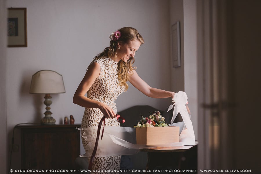 019-bride-look-her-bridal-bouquet-for-the-first-time-in-getting-ready