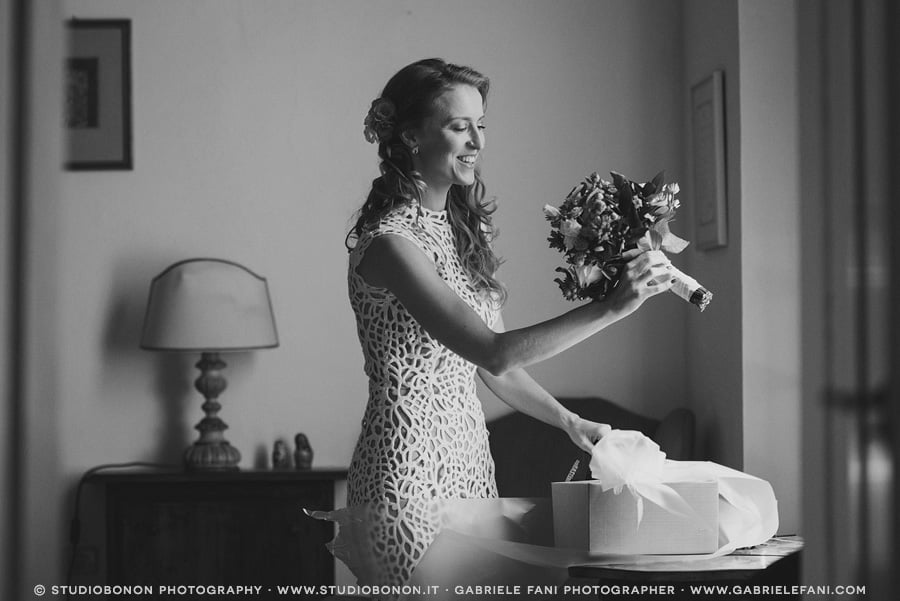 020-bride-look-her-bridal-bouquet-for-the-first-time-in-getting-ready