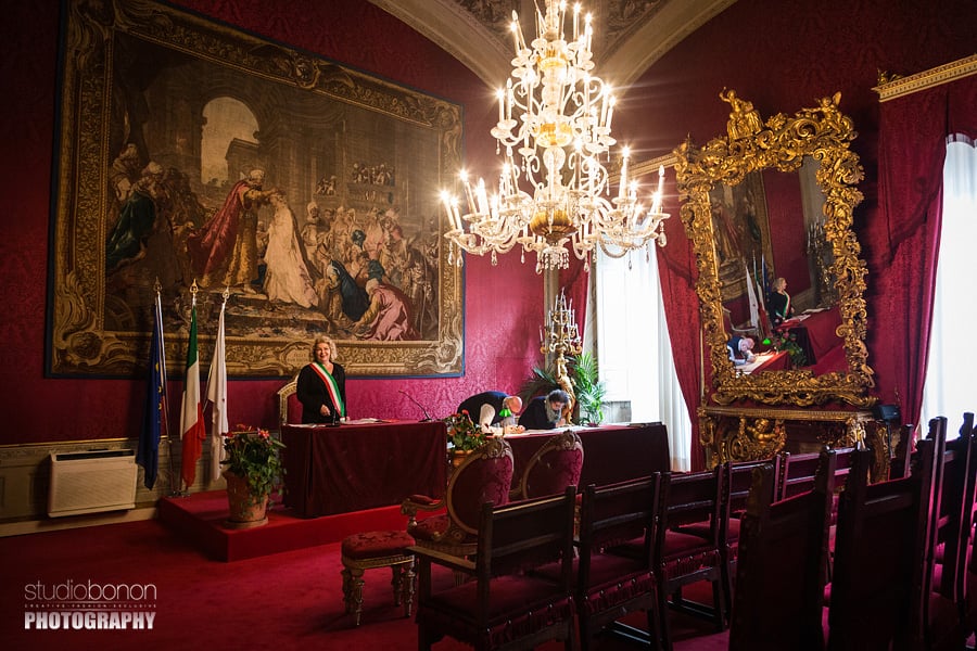 041-wedding-planner-jo-bertolino-wait-the-sposes-inside-sala-rossa-palazzo-vecchio