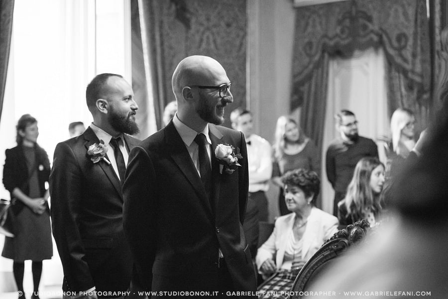 044-groom-see-the-bride-for-the-first-time-inside-sala-rossa-florence