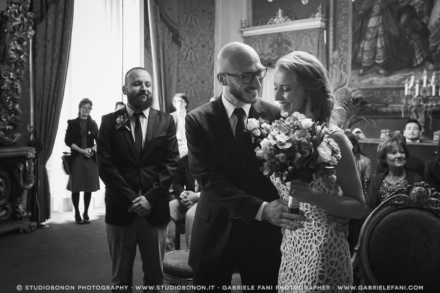 047-bride-and-groom-together-emotional-moment-real-wedding-in-palazzo-vecchio
