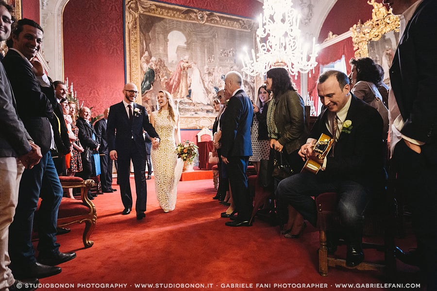 063-bride-and-groom-exit-sala-rossa-palazzo-vecchio-civil-wedding-florence
