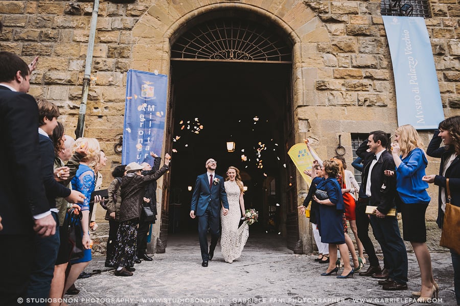 066-throwing-rose-petals-palazzo-vecchio-civil-wedding-in-firenze