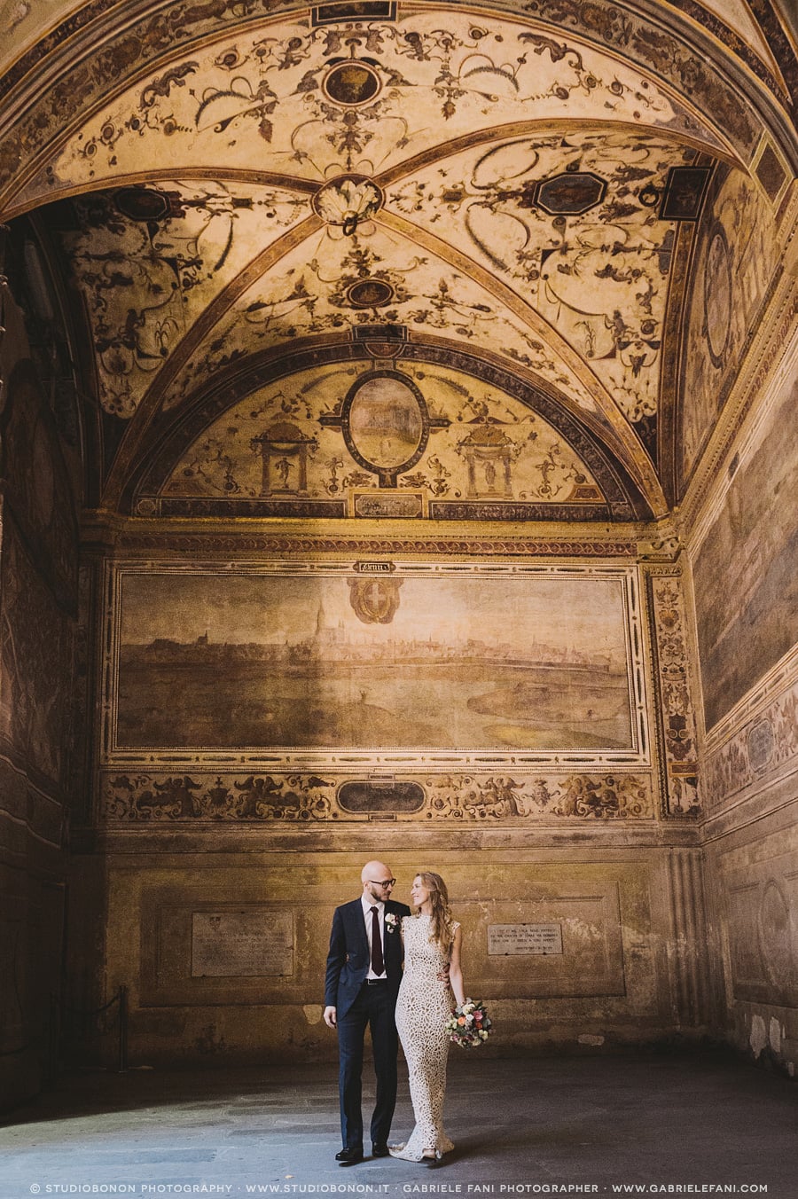 070-bride-and-groom-portrait-in-palazzo-vecchio-chiostro-florence