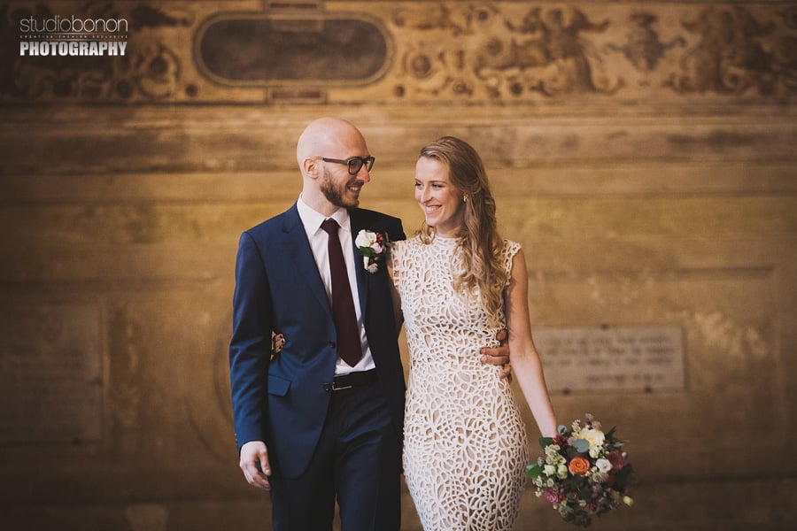 071-bride-and-groom-portrait-in-palazzo-vecchio-chiostro-florence