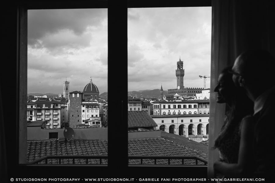 087-portrait-window-bride-and-groom-florence-dome-and-palazzo-vecchio