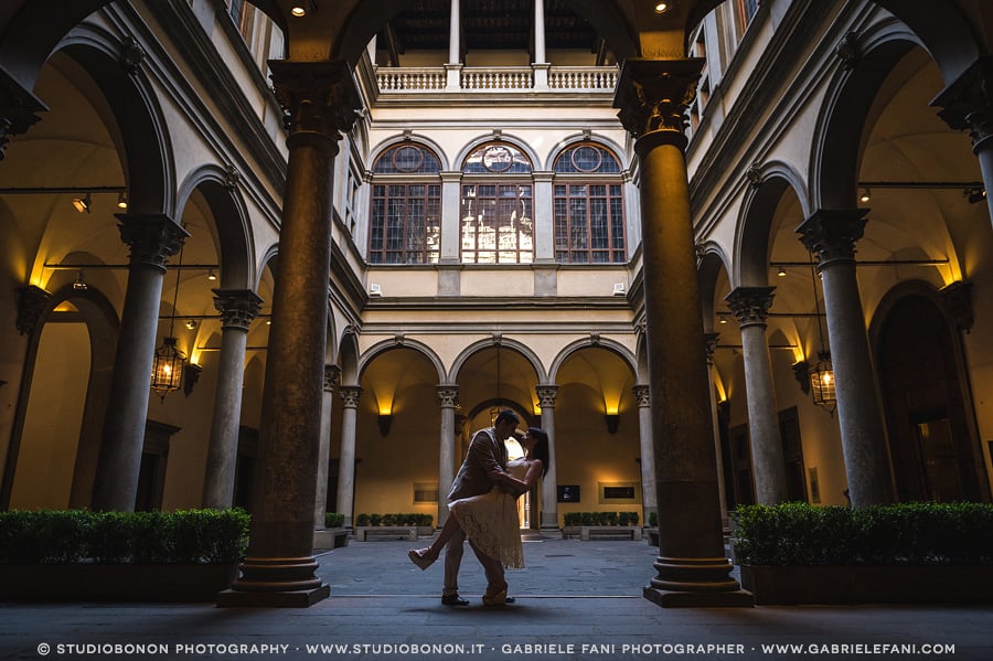 026-engagement-in-florence-palazzo-strozzi-love