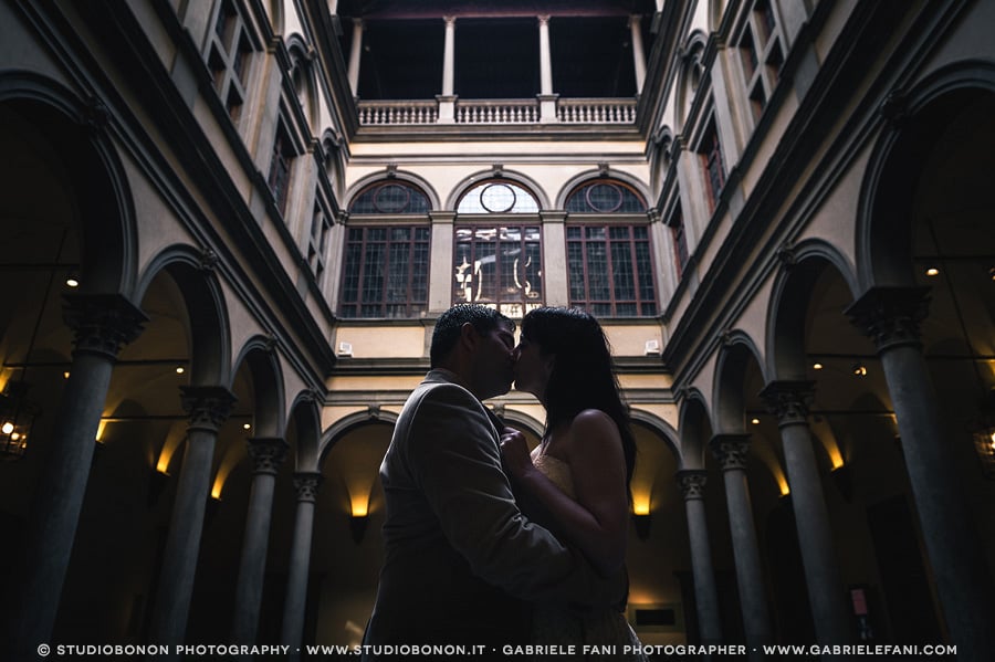 027-engagement-in-florence-palazzo-strozzi-love-kissing