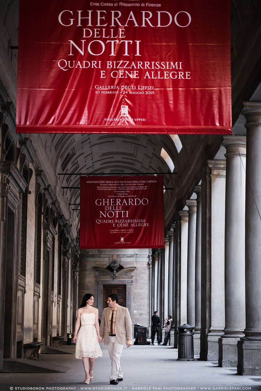035-lovely-engagement-in-florence-uffizi-archway-walking