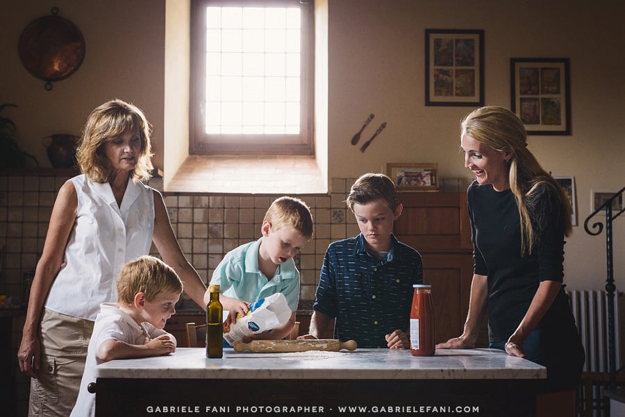 005-family-photography-tuscany-with-pizza-activity