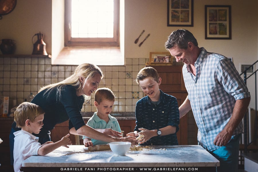 007-family-photography-tuscany-with-pizza-activity