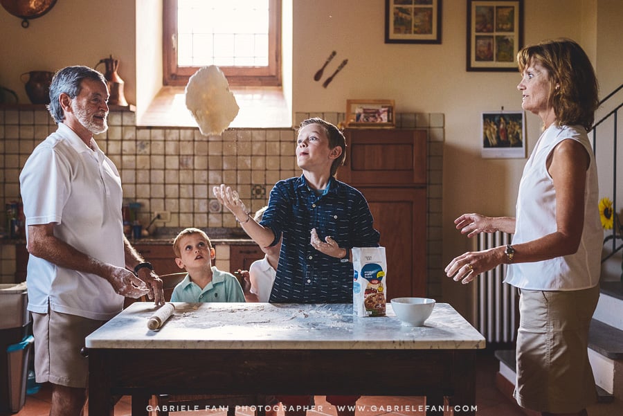 008-family-photography-tuscany-with-pizza-activity