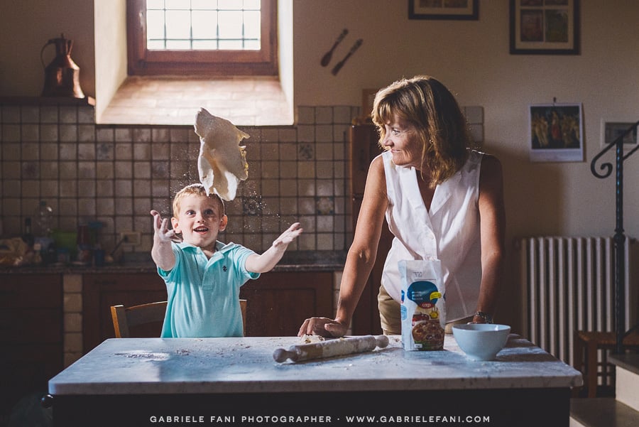 009-family-photography-tuscany-with-pizza-activity