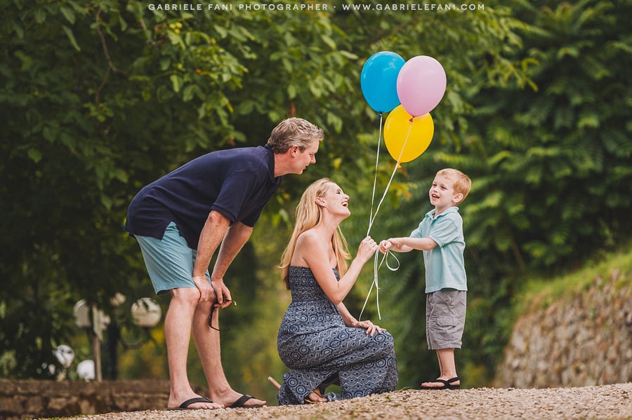 025-family-photography-at-villa-il-castellaccio-with-balloon