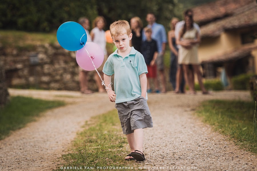 029-family-photography-at-villa-il-castellaccio-with-balloon