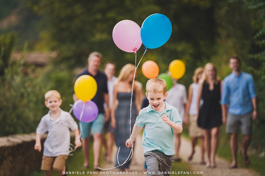031-family-photography-at-villa-il-castellaccio-with-balloon