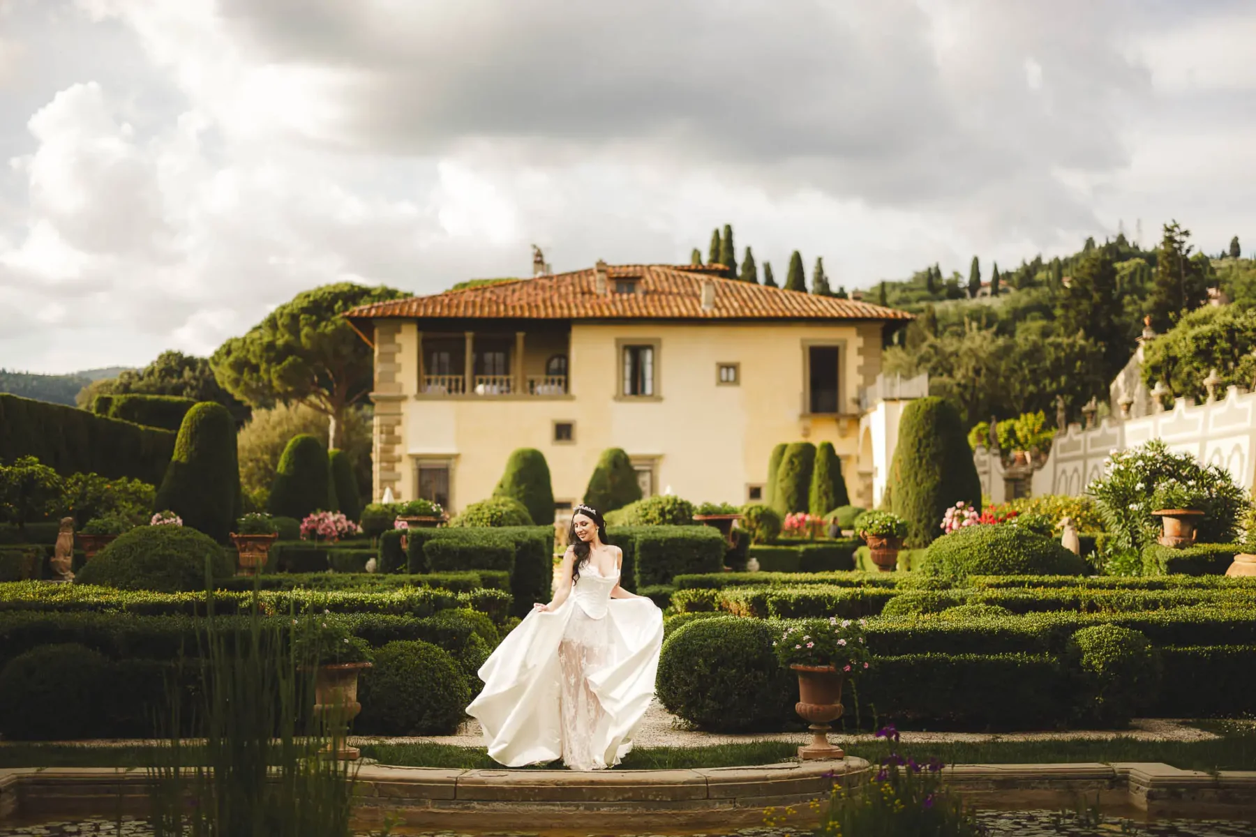 Dreaming bridal portrait at Villa Gamberaia into the breathtaking Italian-style garden