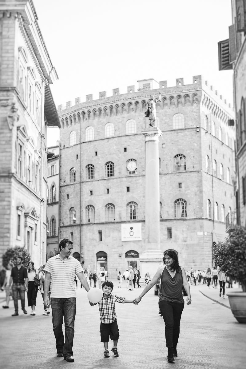 Beautiful Florence family photo shoot into streets