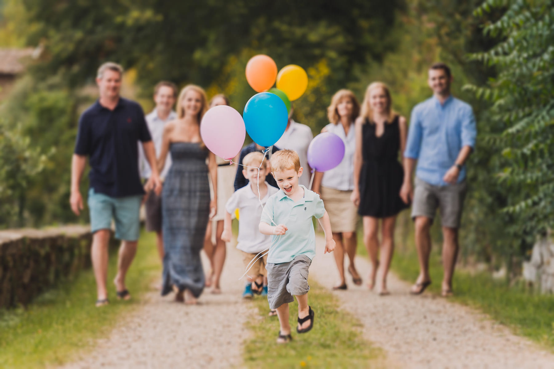 Tuscany countryside exciting family renunion photo shoot in Chianti with colour balloons