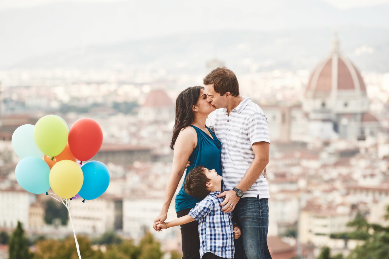 Florence vacation photo session with colour balloons