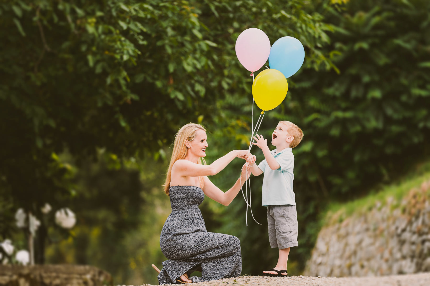 Tuscany countryside exciting family renunion photo shoot in Chianti with colour balloons