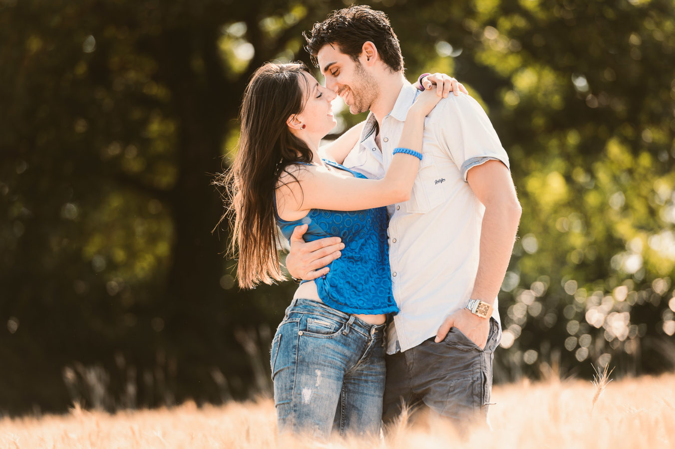 Romantic engagement photo in Tuscany countryside, Mugello