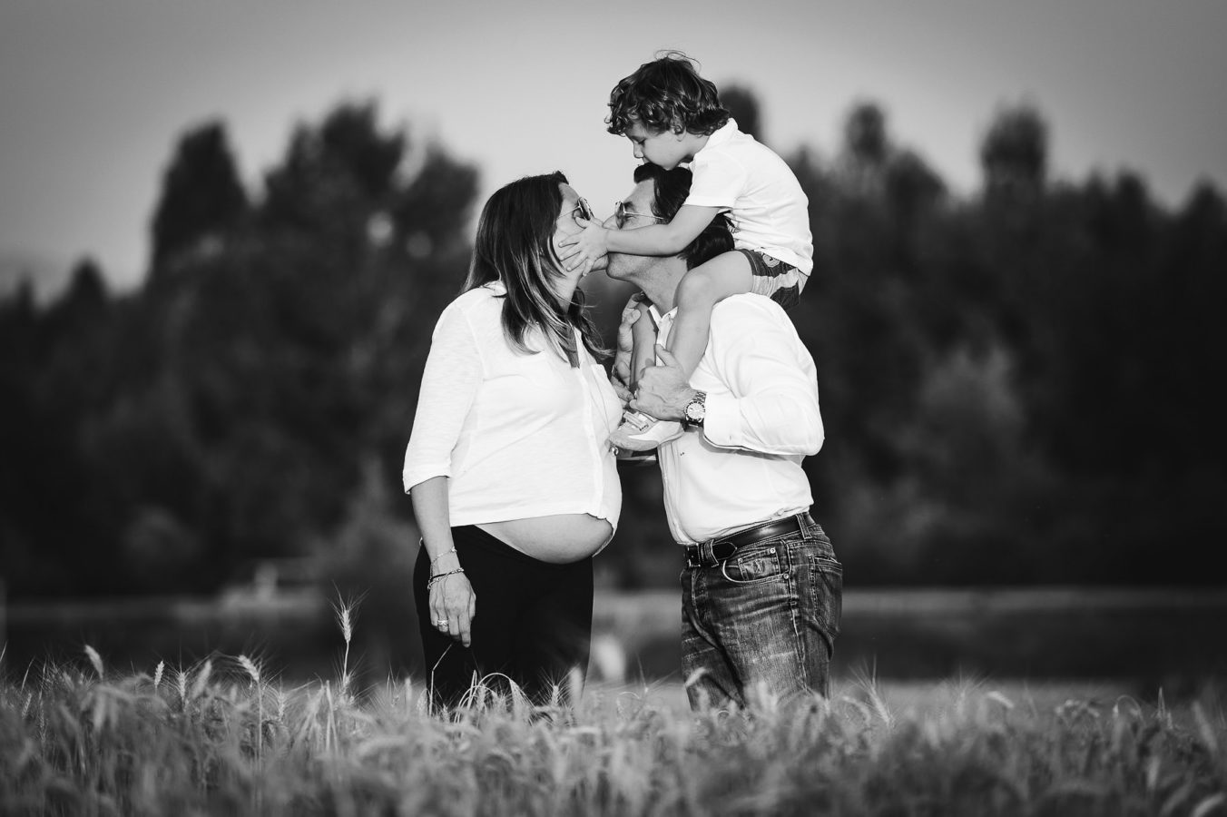 Lovely moment share by mom, dad and kid in this maternity photo service in Tuscany countryside Mugello