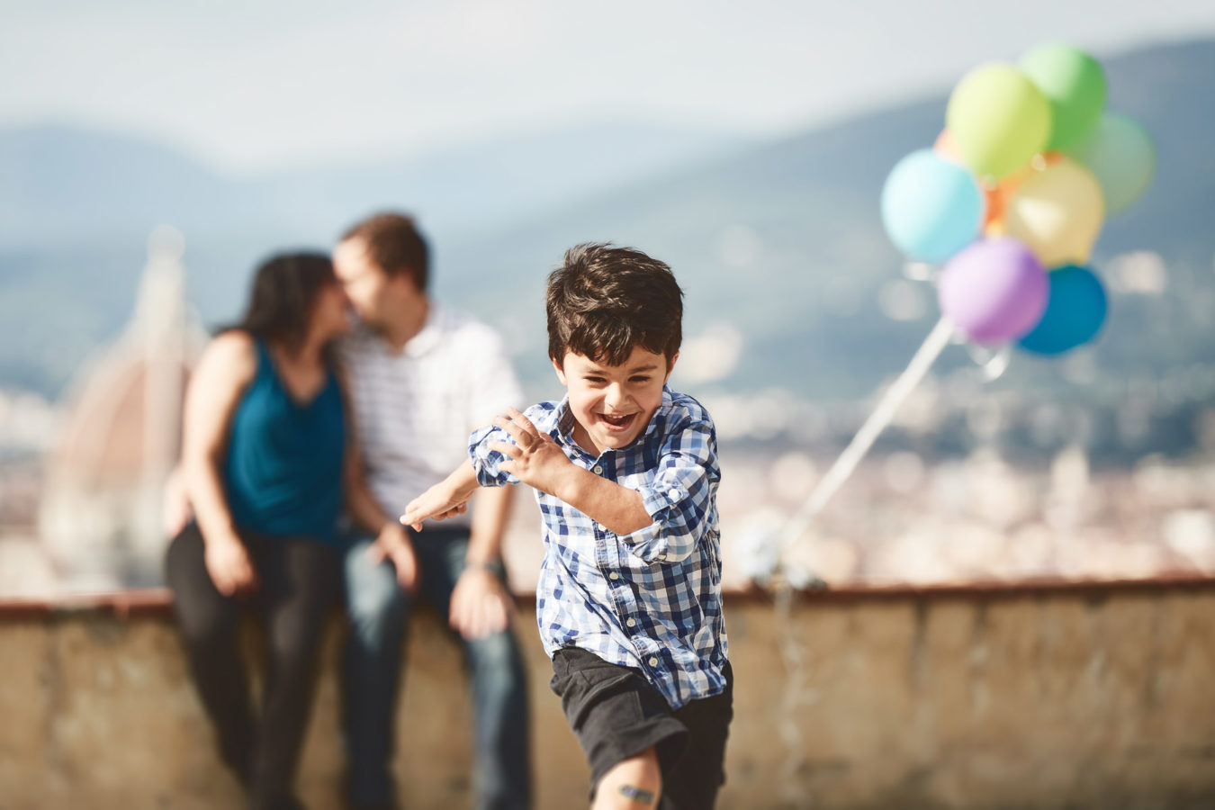 Florence vacation photo session with colour balloons
