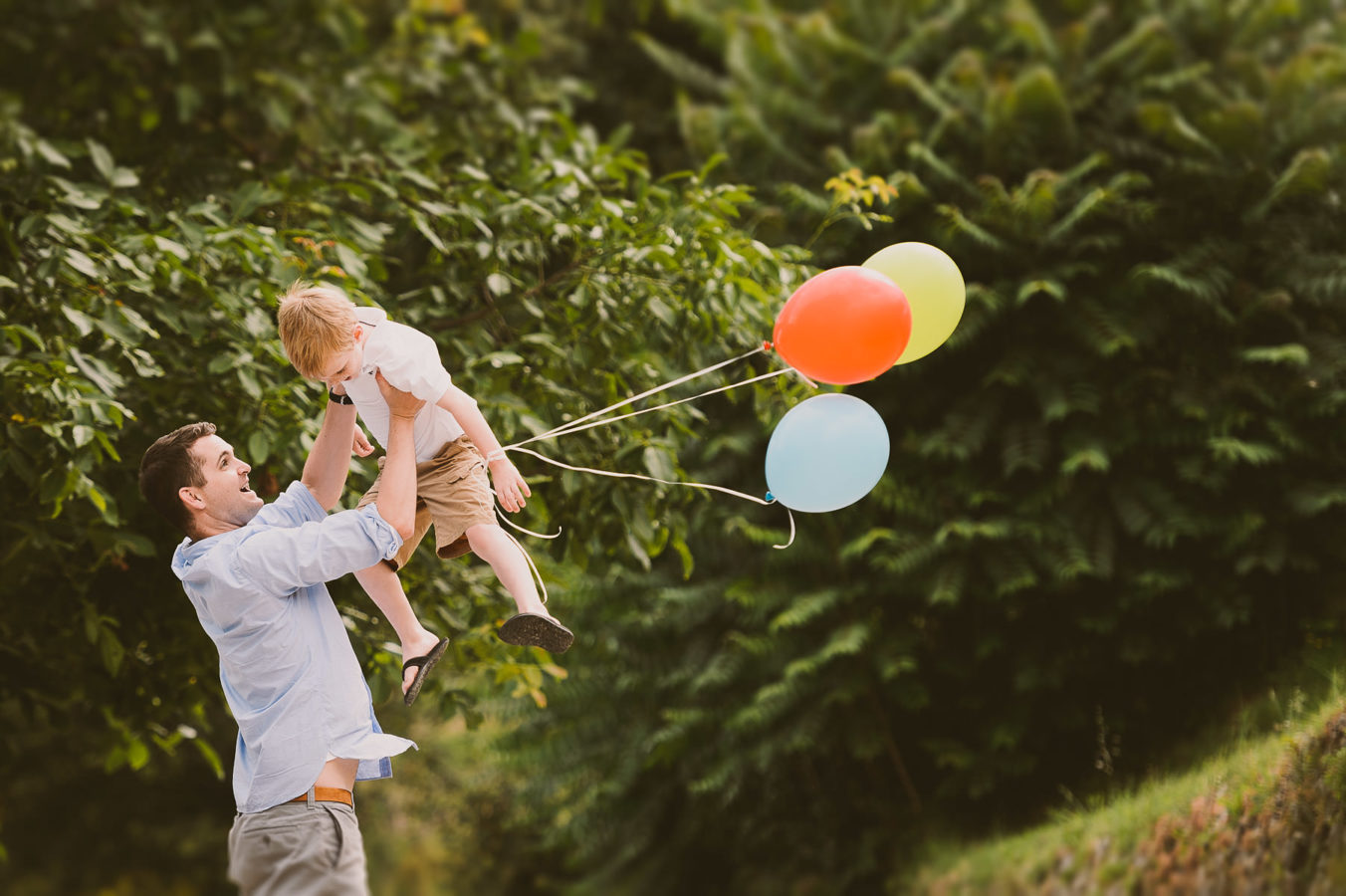 Tuscany countryside exciting family renunion photo shoot in Chianti with colour balloons