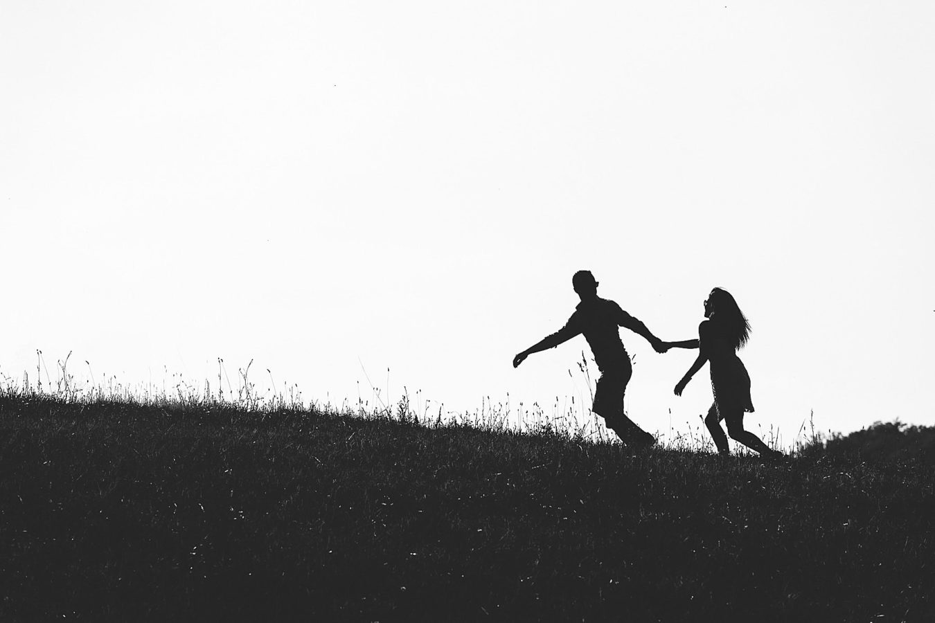 Elegant couple photo in Tuscany countryside next a vineyard in Mugello