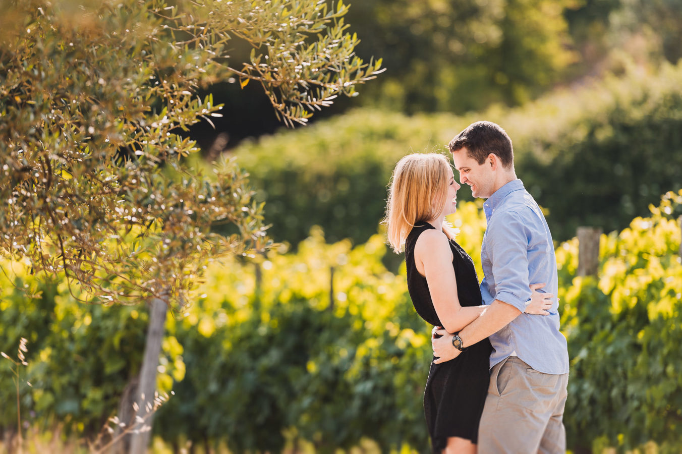 Tuscany countryside couple portrait by Gabriele Fani photographer.