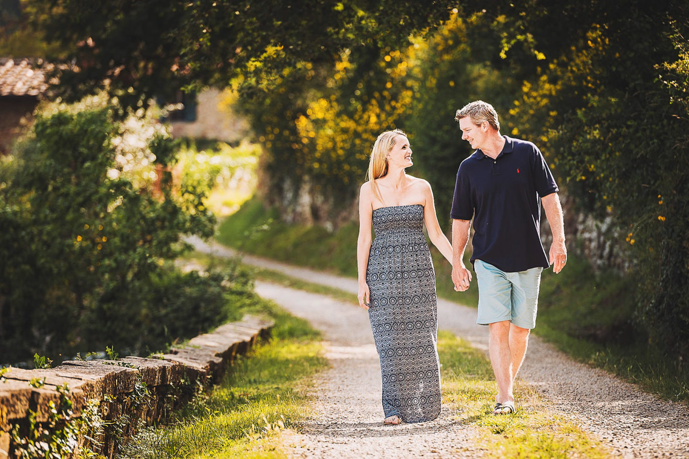 Tuscany countryside couple portrait by Gabriele Fani photographer.